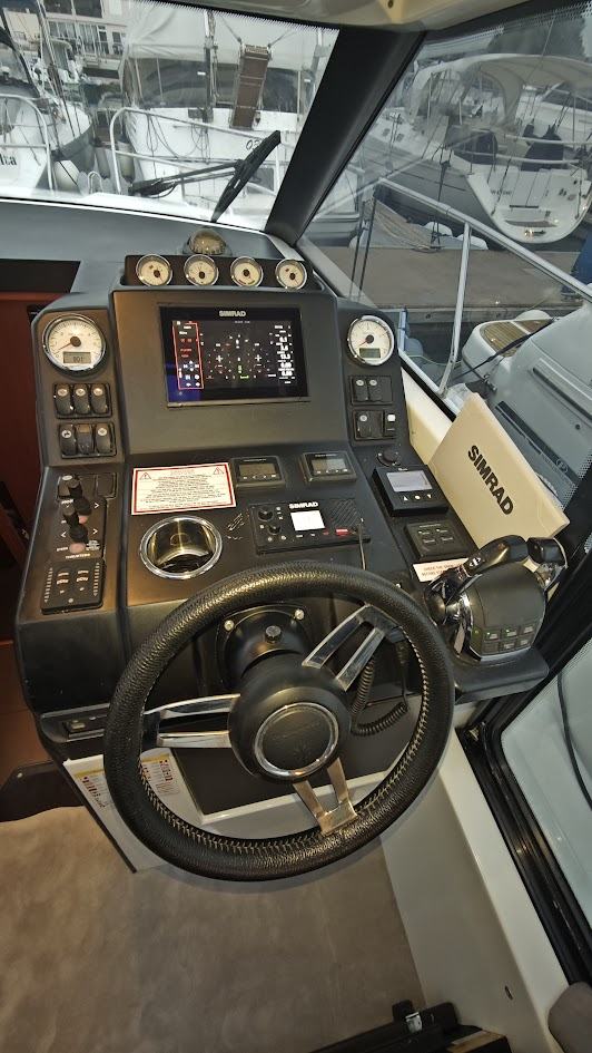 Jeanneau NC33 aft cockpit seating