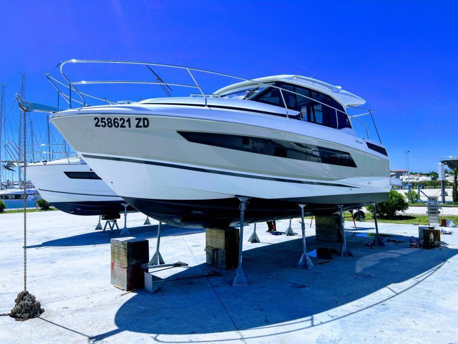 Jeanneau NC33 bow profile on the hard