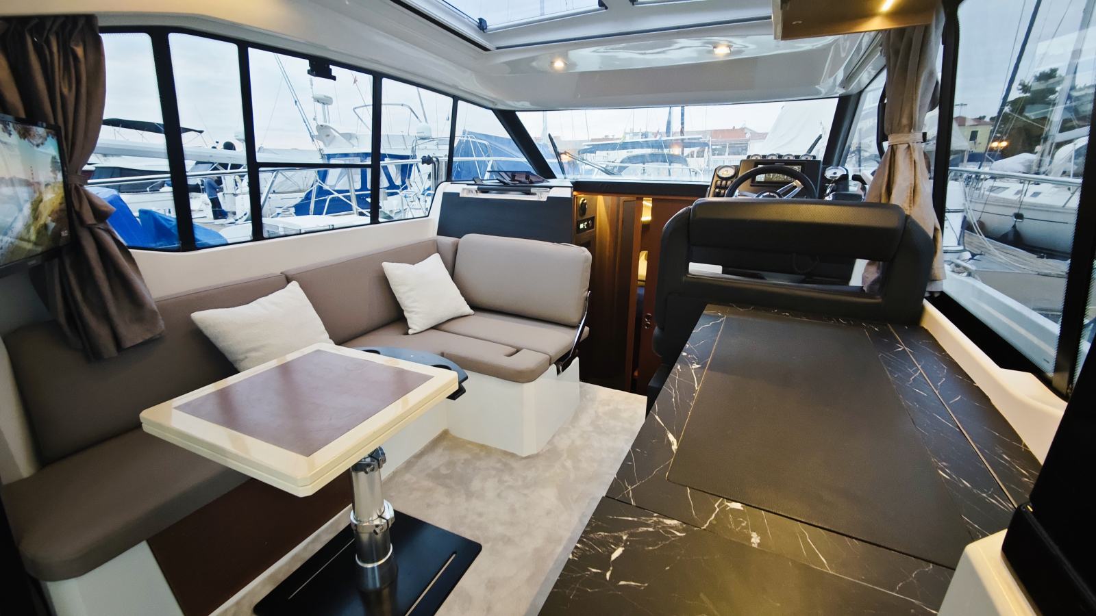 Jeanneau NC33 helm station with Simrad GO9